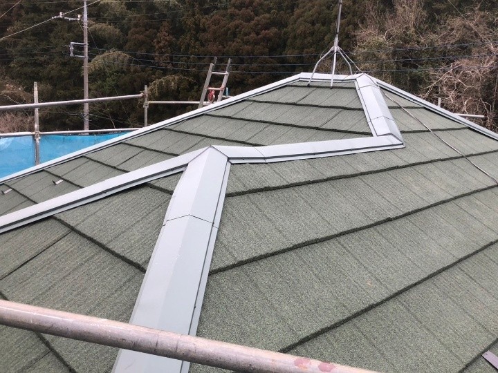 台風被害で傷んだセメント瓦屋根を軽量高耐久ディーズルーフィング屋根へ葺き替え工事