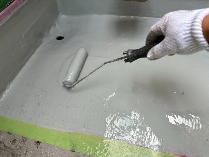 ウレタン防水2層目で膜厚を安定させる