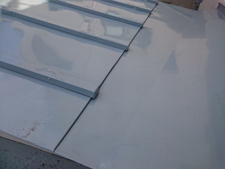 雨漏した瓦棒葺き屋根に部分的葺き替え工事を施工