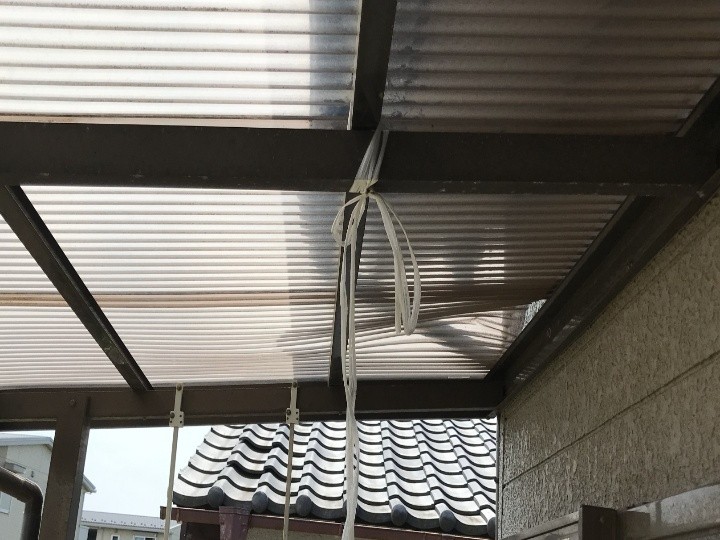 強風で損傷したベランダ屋根波板