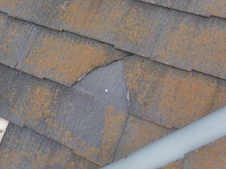 大きく破損した屋根材