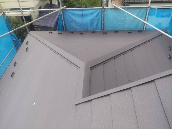 築30年スレート屋根にスーパーガルテクトを用いた屋根カバー工法でリフォーム