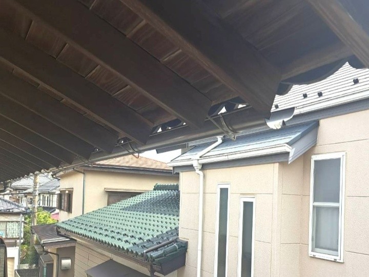 既存雨樋と金具の撤去