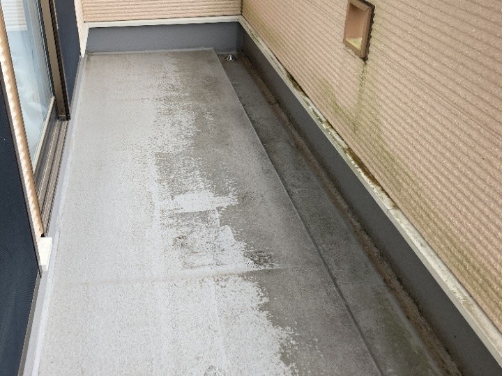 ベランダ床面の汚れと全体状況