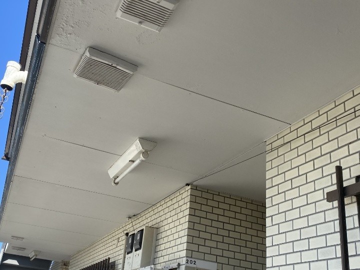 共用通路に改修ドレン設置とDSカラーゼロウレタン防水工事したマンション