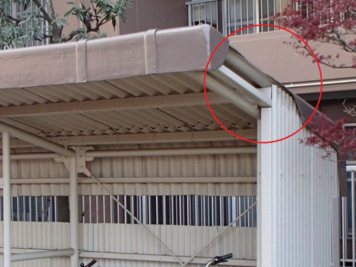 ケラバが欠け、鉄骨が露出している状態