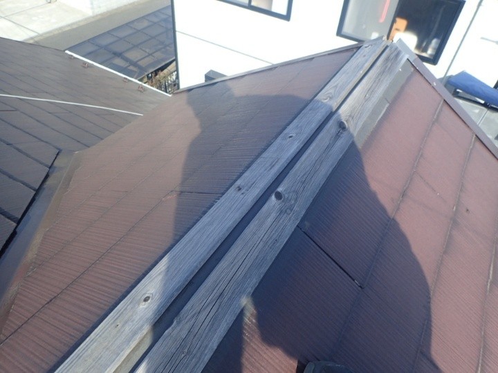 棟板金の飛散と下地の露出