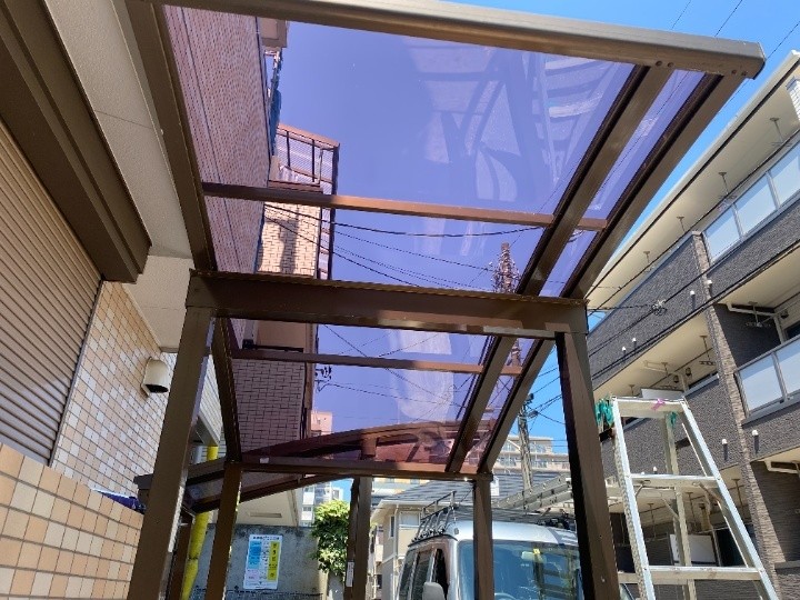グンバイM型120雨樋とポリカーボネート屋根を新規で交換工事したお住まい
