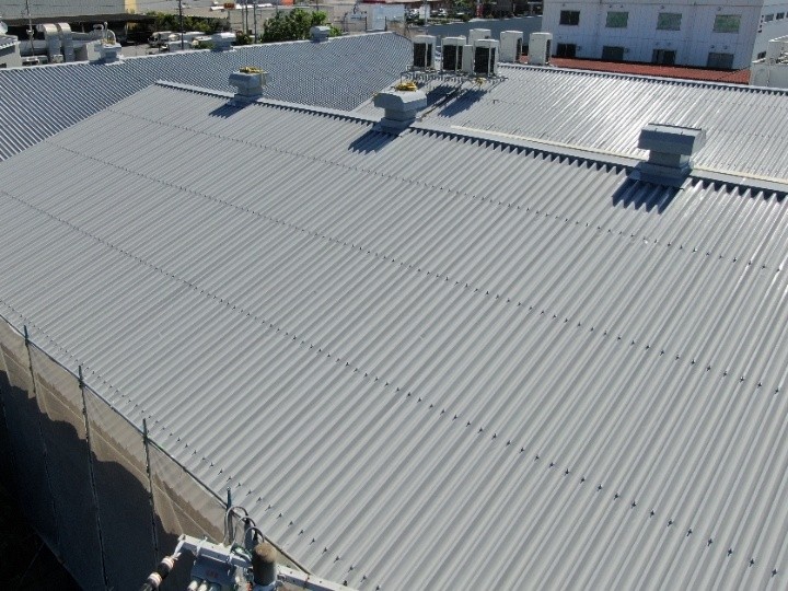 倉庫折半屋根をサビ止め下塗りとファインウレタンで屋根塗装工事した建物