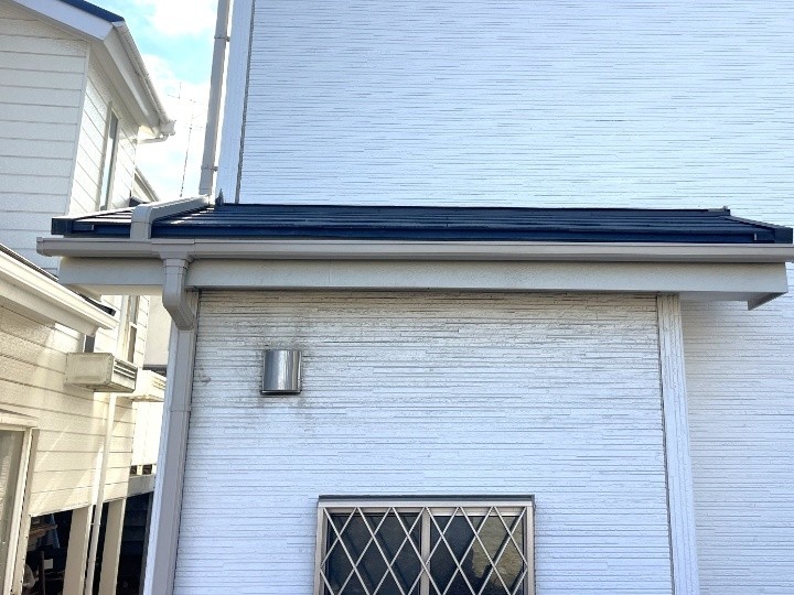 飛来物で損傷した下屋根に「一部コロニアル瓦差し替え工事と雨樋交換工事」を同時施工して雨漏り予防