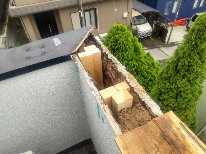 既存笠木の一部撤去と内部状態の確認