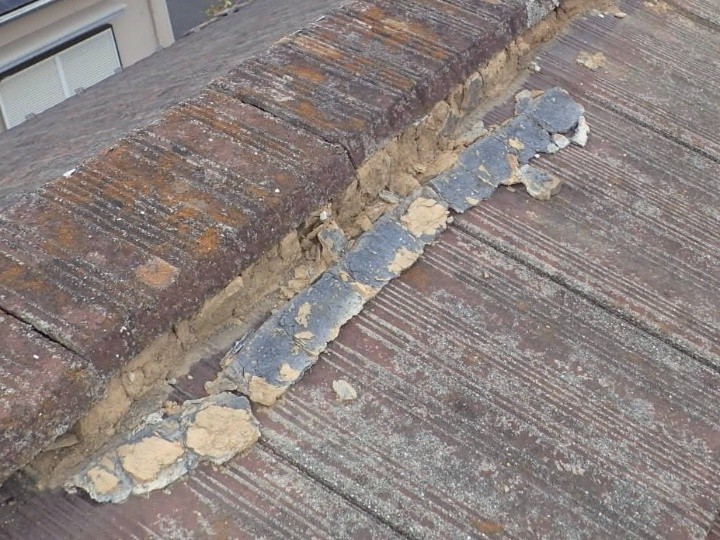 棟際で土台材の露出と剥離を確認