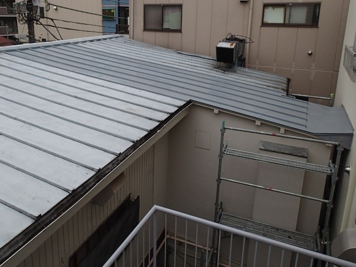 瓦棒葺き屋根に部分的葺き替え工事を施工した建物