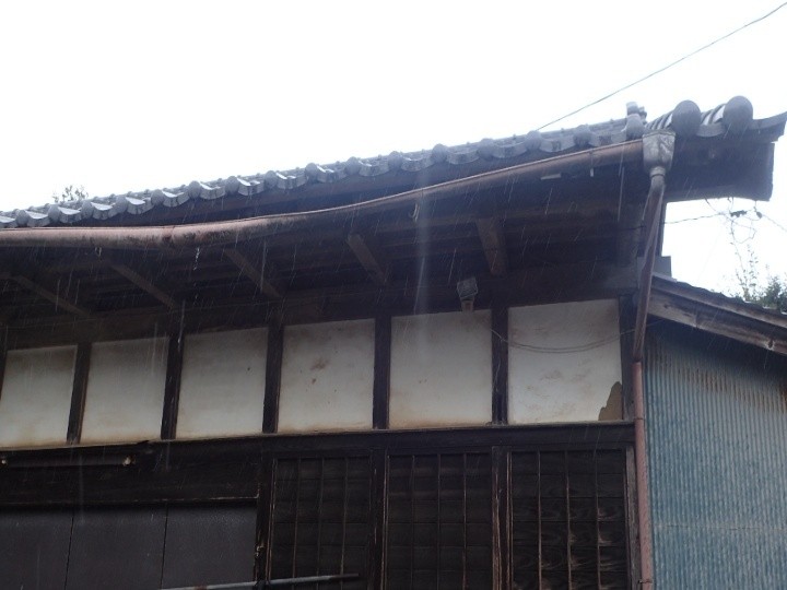 支持金具の間隔不足