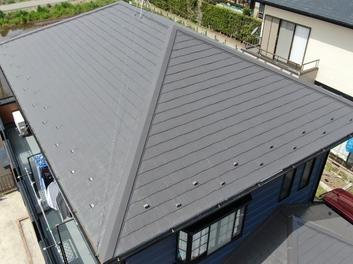 スレート屋根にサーモアイSiで屋根塗装工事と棟板金交換工事を同時施工したお住まい