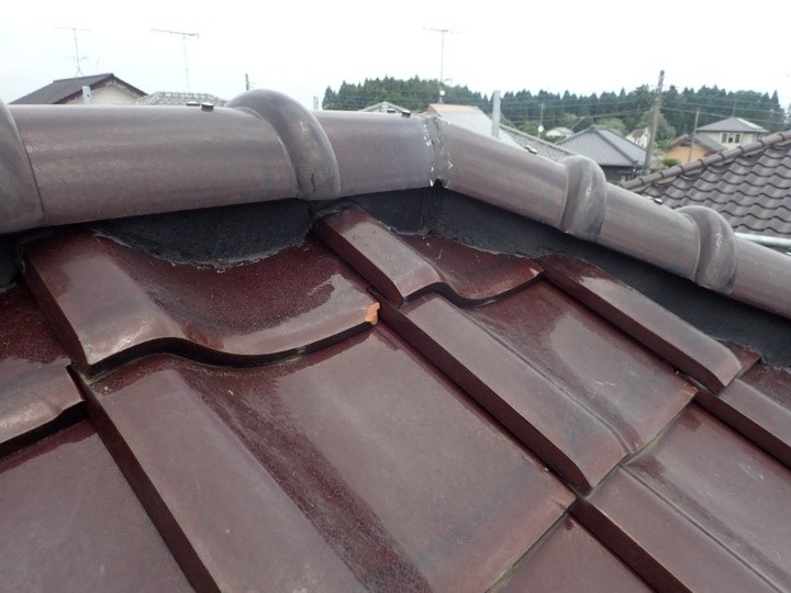 モルタル仕上げにひび割れが発生した瓦屋根に棟取り直し工事を施工
