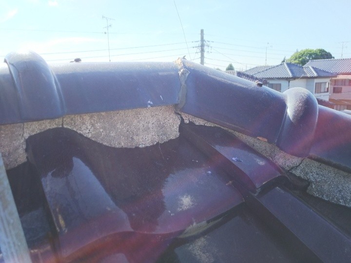 モルタル仕上げにひび割れが発生した瓦屋根