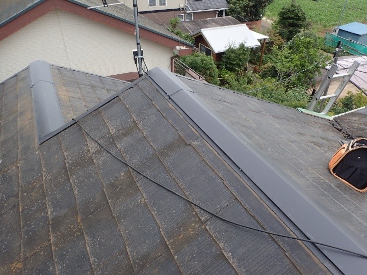 強風被害で飛散した棟板金の交換工事と屋根差し替え工事を併せて施工