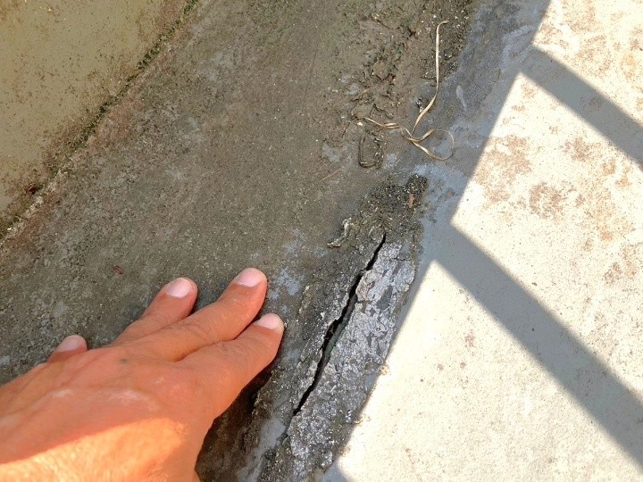 防水表面のクラックが雨水の入口に