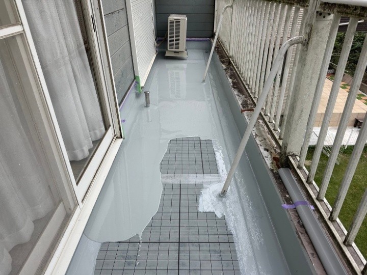 ウレタン防水材で塗膜を形成（一層目）