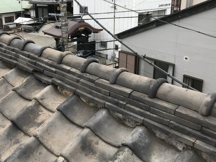 棟のラインに見える漆喰の劣化と浮き