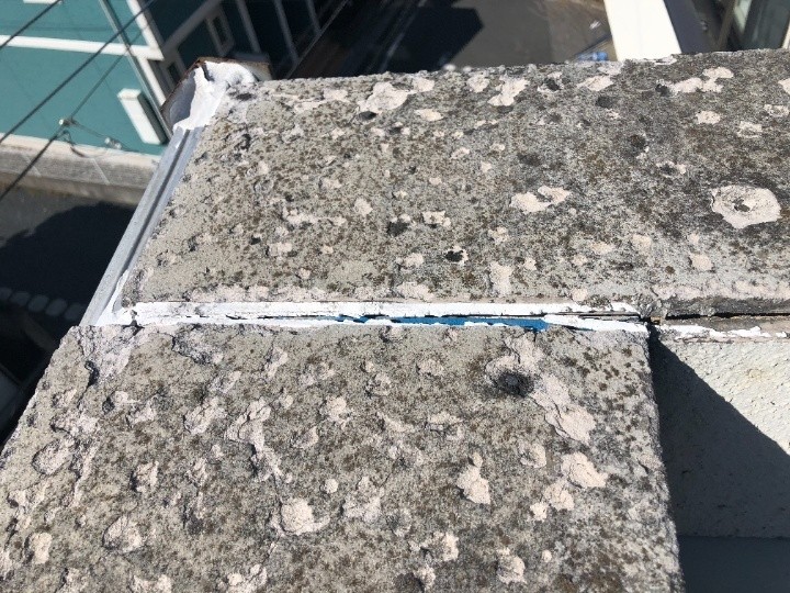 継ぎ目の防水材の劣化と開き