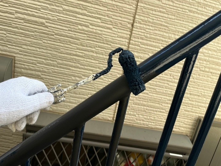 中塗りで膜厚を確保し仕上がりを安定
