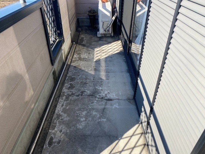 雨漏りしたベランダの状態