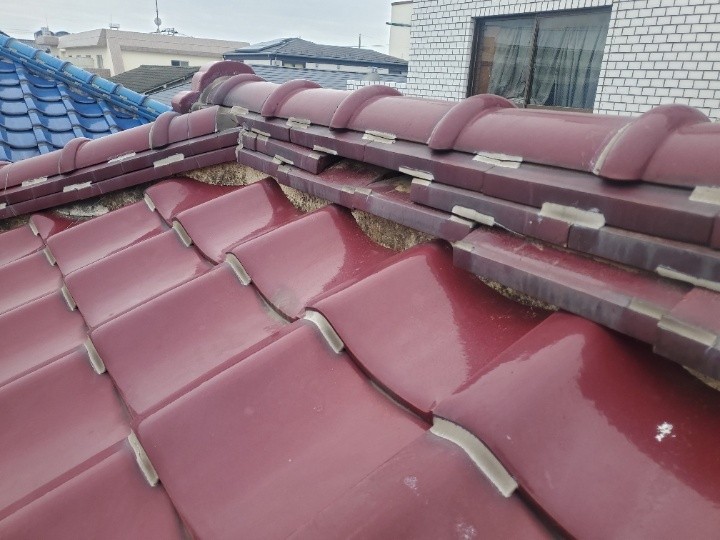 一部（熨斗瓦）が落下した瓦屋根