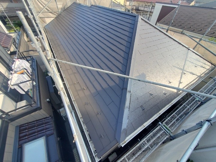 ファインパーフェクトベスト(ニューブラウン色）を用いて屋根塗装工事した外観