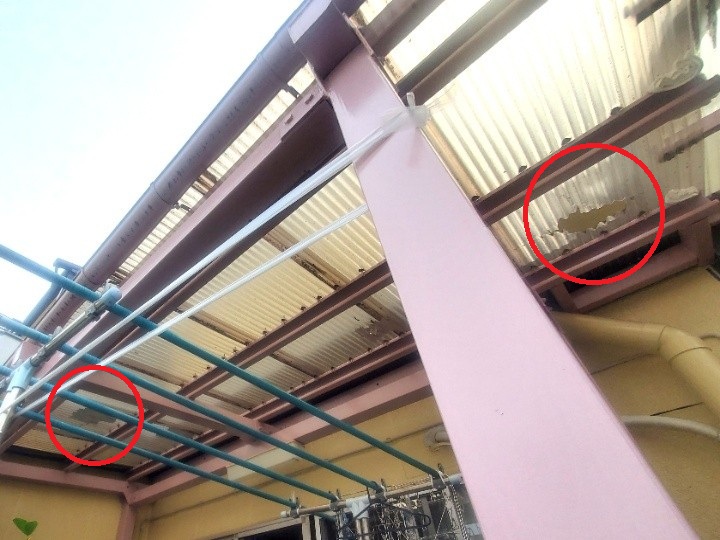 波板の大きな破損と劣化の確認