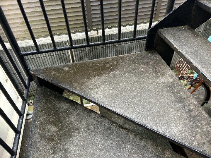 工事前の鉄骨階段
