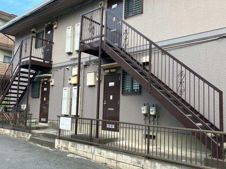 「ステップ鋼材交換工事＋補修塗装工事」した後のアパートの鉄骨階段