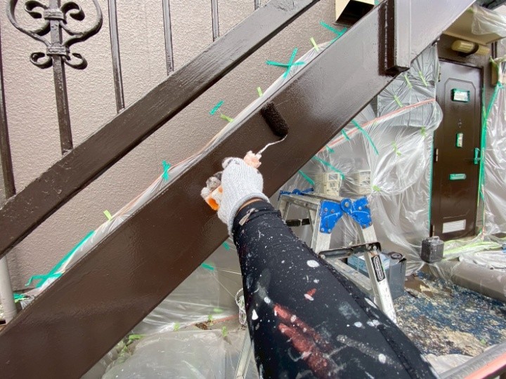 上塗りで膜厚を確保し、鉄部を保護