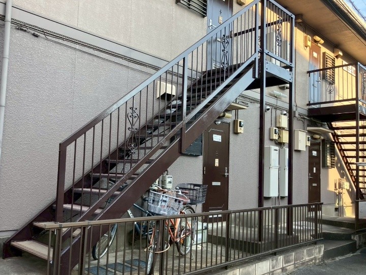 アパートにて鉄骨階段へ「ステップ鋼材交換工事＋補修塗装工事」を行い塩害対策