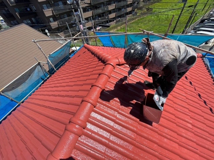 上塗りで艶と防水性を仕上げ、均一な屋根面へ
