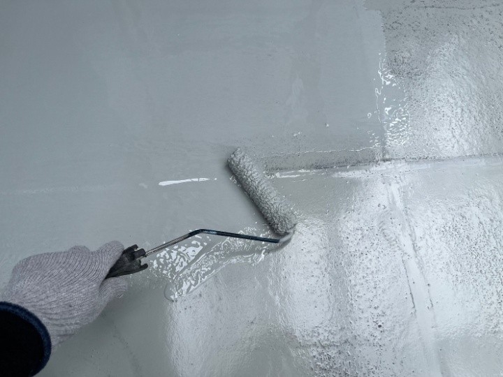 ウレタン防水2層目で膜厚を確保し、性能を積み上げる