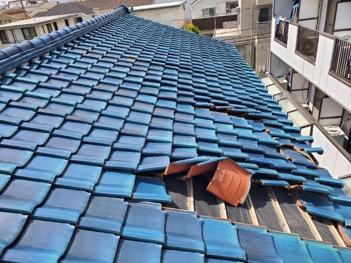 損傷した瓦屋根に部分葺き直し工事を施工