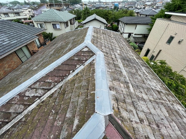 台風で棟板金が飛散したスレート屋根