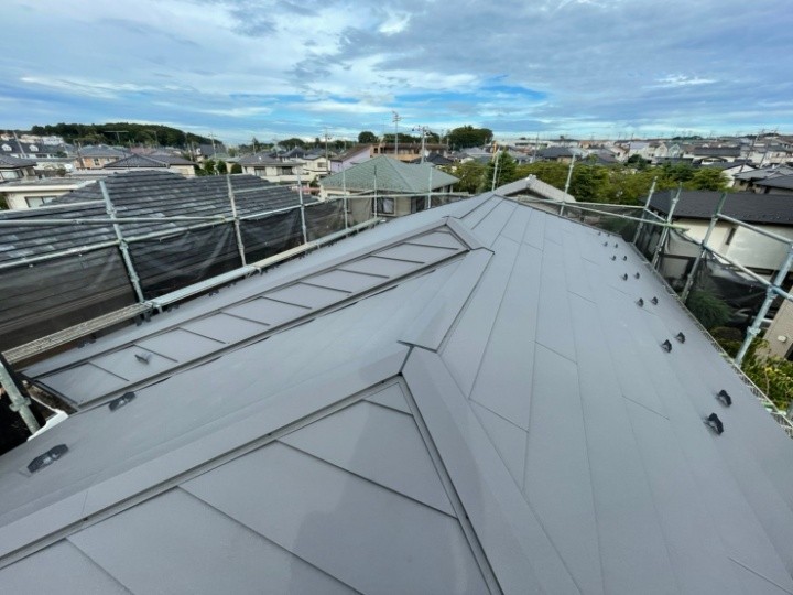 台風で棟板金が飛散したスレート屋根にスーパーガルテクトを用いた屋根カバー工事を実施