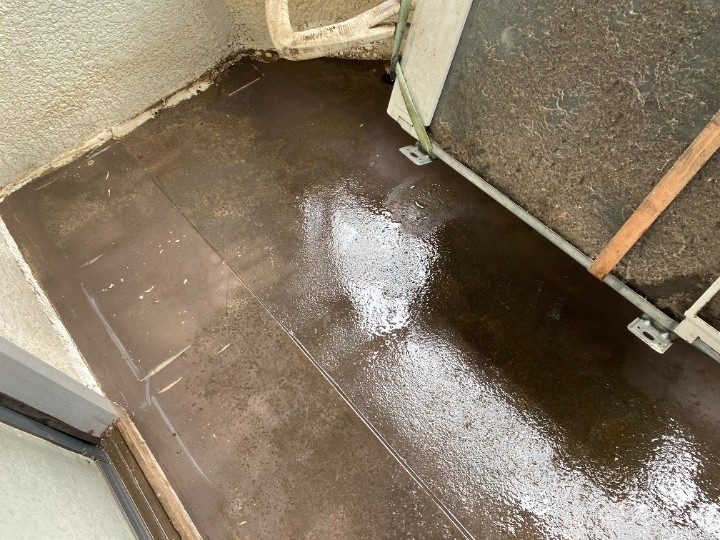 下地の整えと防水前の清掃