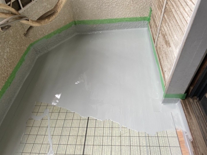 ウレタン防水材（ダイフレックス DSカラーゼロ）を二層塗り