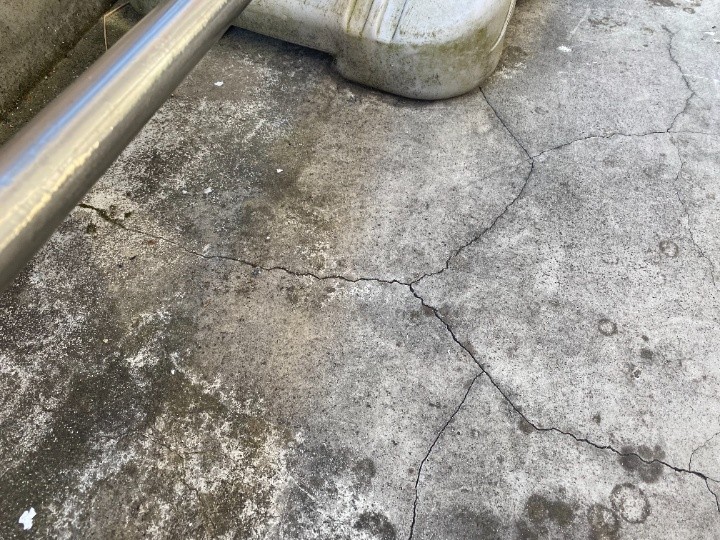 床面に広がるひび割れ