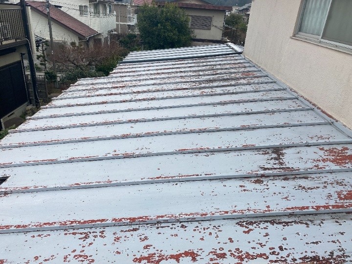 屋根全体の塗膜剥離と広がり