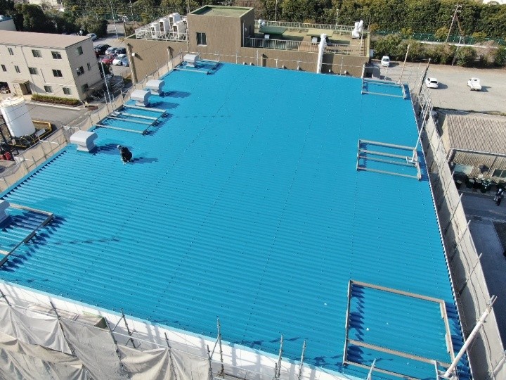 折半屋根へ遮熱塗料クールタイトSiで塗装工事した工場