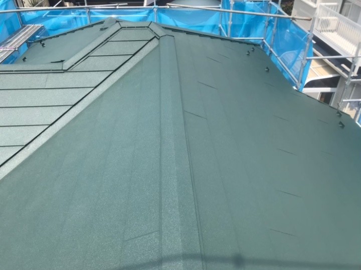 縁切り不足のスレート屋根をスーパーガルテクトで葺き替え工事して塗装1年後の雨漏り解決