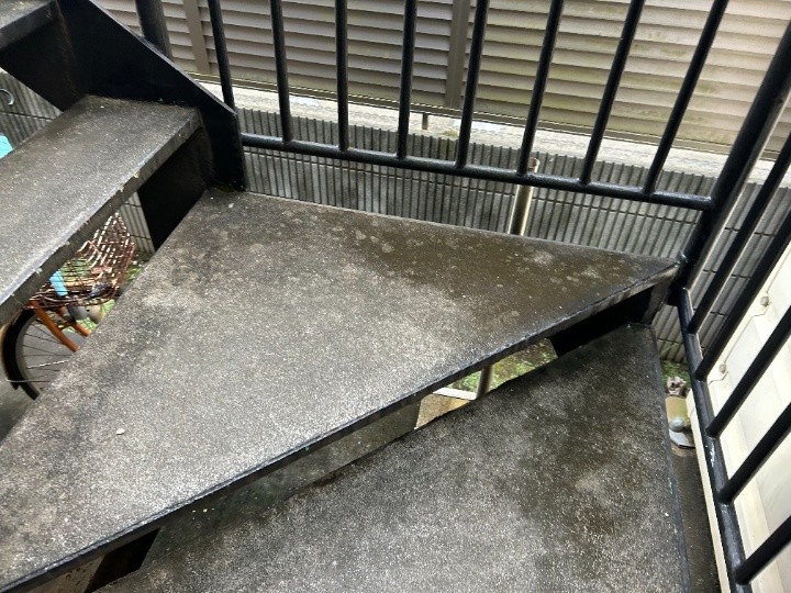 踊り場の苔の付着と防水性低下の兆候
