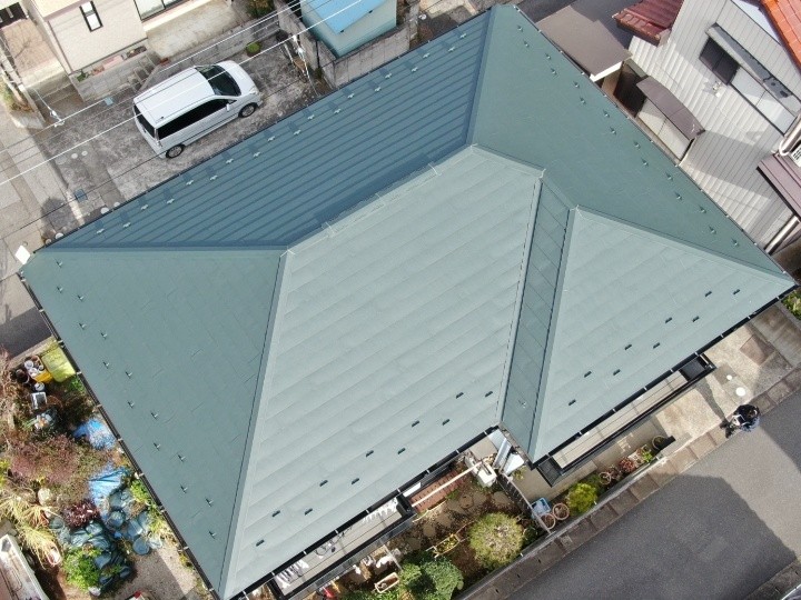 スーパーガルテクトを用いて屋根カバー工事したお住まい