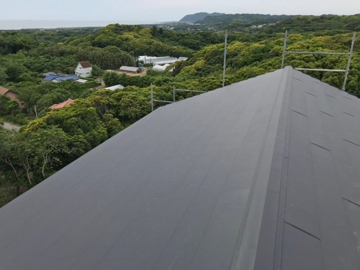 屋根材「スーパーガルテクト」を採用した屋根新設工事