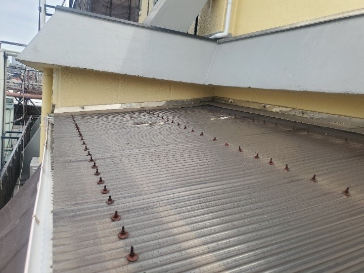 劣化で割れたベランダのポリカ波板屋根